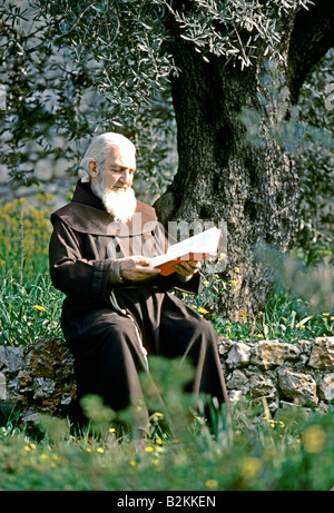 Mönch im Garten Getsemani Israels lesen Stockfoto