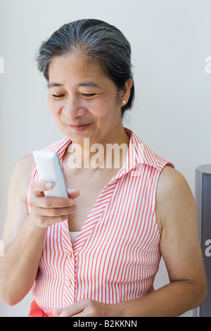Nahaufnahme einer älteren Frau mit Fernbedienung Stockfoto