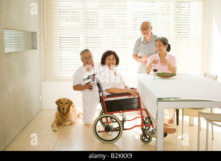 Zwei ältere Ehepaare im Esszimmer Stockfoto