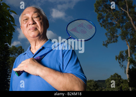 Porträt eines senior hält einen Badminton-Schläger Stockfoto