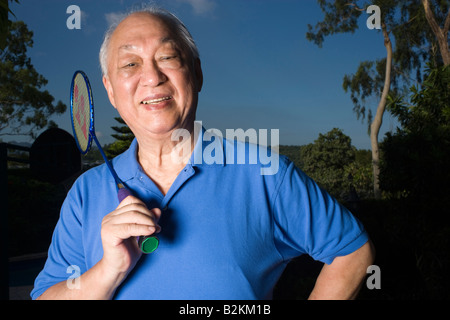 Porträt eines senior hält einen Badminton-Schläger Stockfoto