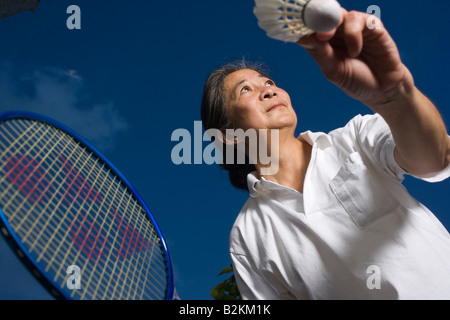 Ältere Frau Badminton spielen Stockfoto