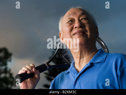 Niedrigen Winkel Ansicht eines älteren Mannes hält einen Tennisschläger Stockfoto