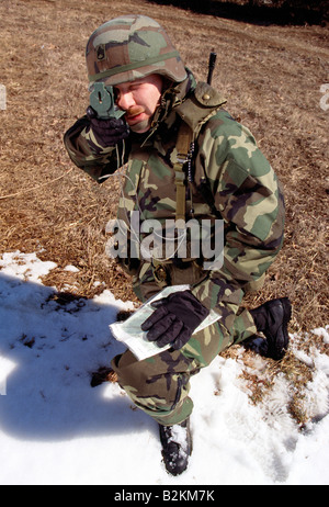 US-Soldat auf Manöver im Feld Stockfoto