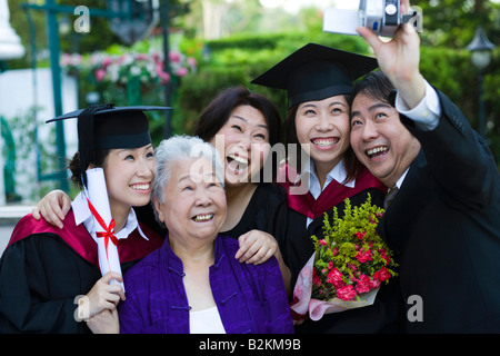Familie filmt sich selbst mit einer Home-Video-Kamera Stockfoto