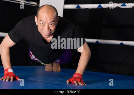 Reifer Mann Ausübung in einem Boxring Stockfoto