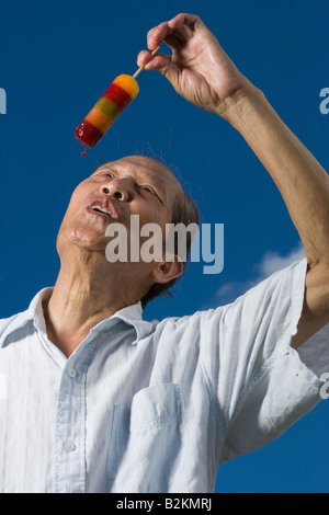 Niedrigen Winkel Ansicht eines älteren Mannes ein Eis essen Stockfoto