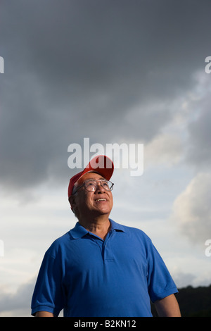 Niedrigen Winkel Ansicht eines älteren Mannes lächelnd Stockfoto