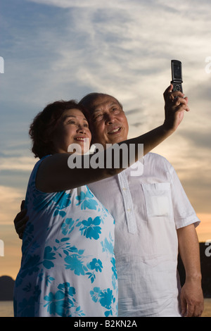Paar fotografieren sich mit einem Kamera-Handy und lächelnd Stockfoto
