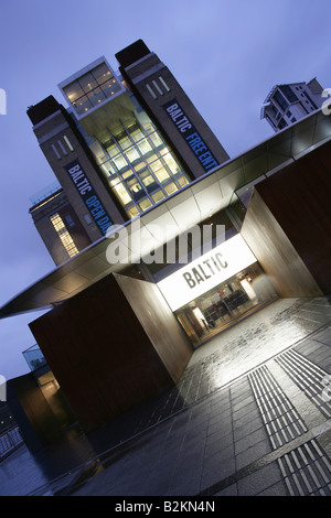 Stadt von Newcastle, England. Eine Dämmerung abgewinkelt Blick auf den Eingang, das Baltic Centre for Contemporary Art, Gateshead Quayside. Stockfoto