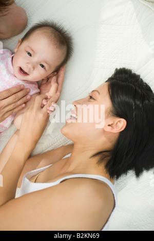 Erhöhte Ansicht einer Mitte erwachsenen Frau lieben ihre Tochter auf dem Bett Stockfoto