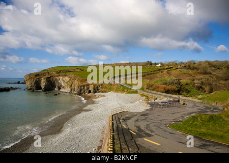 Die Küstenstraße vorbei Ballyvooney Cove in der Copper Coast Geopark, Grafschaft Waterford, Irland Stockfoto