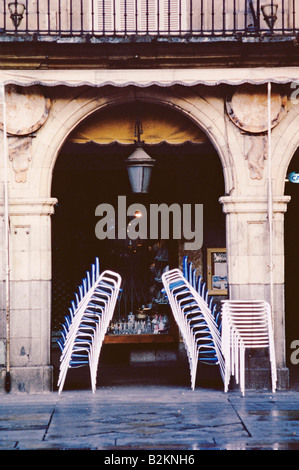 Stühle Tische gestapelt außerhalb geschlossener Café Salamanca Piazza 1982 1982 Stockfoto