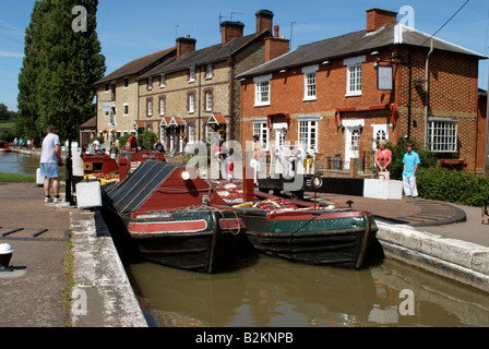 Arbeitsboote Kanal eingeben Sperre Grand Union Canal bei Stoke Bruerne Northamptonshire, England Stockfoto