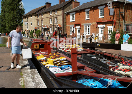 Arbeitsboote Kanal eingeben Sperre Grand Union Canal bei Stoke Bruerne Northamptonshire, England Stockfoto