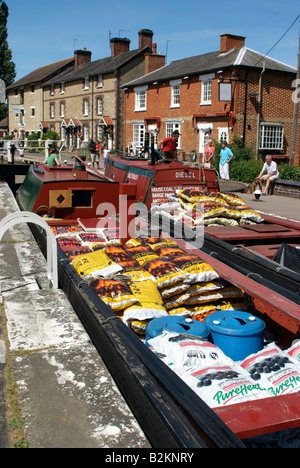 Arbeitsboote Kanal eingeben Sperre Grand Union Canal bei Stoke Bruerne Northamptonshire, England Stockfoto