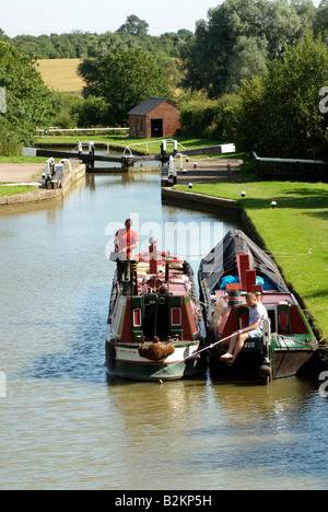 Kanalboote arbeiten am Grand Union Canal bei Stoke Bruerne in der englischen Landschaft Northamptonshire, England Stockfoto