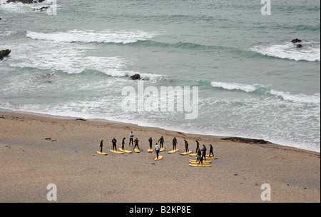 Eine Gruppe von Surfern, die Ausbildung zum Blindenführhund auf Lusty Glasur Strand, Newquay, Cornwall Stockfoto