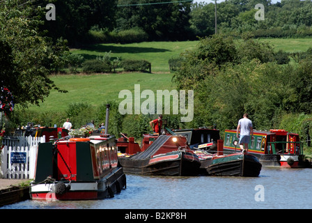 Kanalboote arbeiten am Grand Union Canal bei Stoke Bruerne in der englischen Landschaft Northamptonshire, England Stockfoto