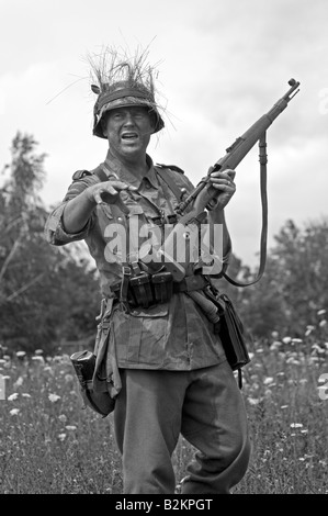 Eine deutsche Armee Unteroffizier geben ad-hoc-Ausbildung für Feld-Taktiken, um neue Truppen Stockfoto