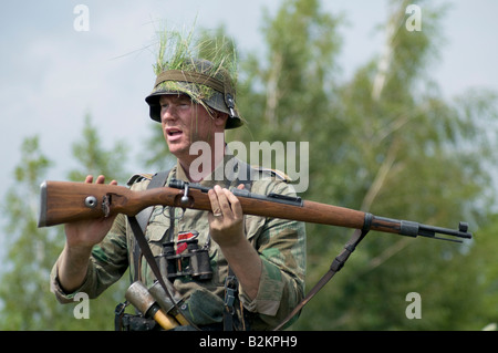 Eine deutsche Armee Unteroffizier geben ad-hoc-Ausbildung für Feld-Taktiken, um neue Truppen Stockfoto