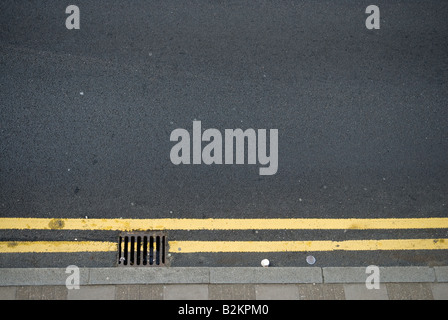 Bürgersteig und Straße mit gelben Doppellinien Stockfoto