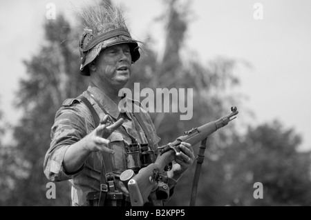 Eine deutsche Armee Unteroffizier geben ad-hoc-Ausbildung für Feld-Taktiken, um neue Truppen Stockfoto