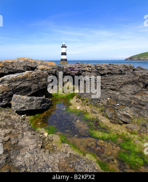 Penmon Point Lighthouse und Puffin Island vor der felsigen und tückischen Küste von Anglesey in Nord-Wales Stockfoto