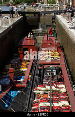 Arbeitsboote Kanal eingeben Sperre Grand Union Canal bei Stoke Bruerne Northamptonshire, England Stockfoto