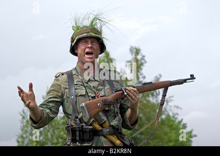 Eine deutsche Armee Unteroffizier geben ad-hoc-Ausbildung für Feld-Taktiken, um neue Truppen Stockfoto