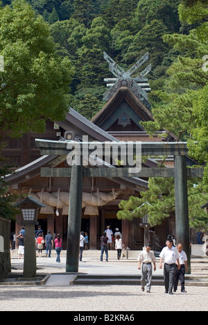 Auf der Suche durch Haupt Torii-Tor der äußeren Halle am Grand Schrein von Izumo, befindet sich in der Nähe von Matsue in Präfektur Shimane Stockfoto