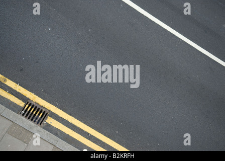 UK Straßenabschnitt mit gelben Doppellinien Stockfoto
