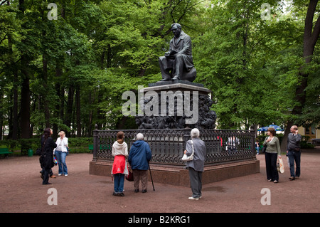 Denkmal für Ivan Krylov im Sommer Garten St. Petersburg Russland Stockfoto