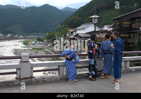 Japanische Familie, genießen einen lauen Sommerabend heraus auf der Stadt von Gujo Hachiman in der Präfektur Gifu Stockfoto