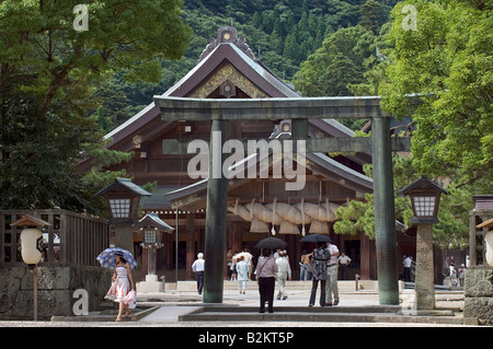 Auf der Suche durch Haupt Torii-Tor der äußeren Halle am Grand Schrein von Izumo, befindet sich in der Nähe von Matsue in Präfektur Shimane Stockfoto