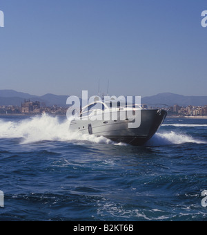 Pershing Meer zeigen Treffer Palma De Mallorca mit Luxus Pershing 64 Motoryacht. Stockfoto