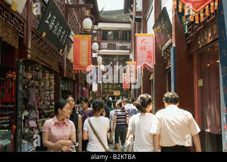 China, Shanghai, Altstadt, Menschen einkaufen In Yu Yuan Garten Basar Stockfoto