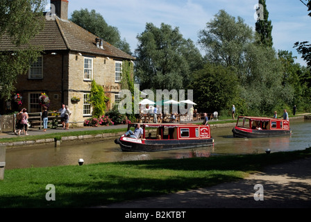 Kanal Boot Reise Schiff am Grand Union Canal bei Stoke Bruerne Northamptonshire, England ein Narrowboat gemietet für Tag im Laufe eines Stockfoto