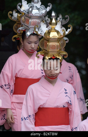 Frauen in Kimono mit Laternen auf den Kopf teilhaben mit 1000 anderen Tänzer in Sommer Bon Odori Yamaga Laternenfest Tanz. Stockfoto