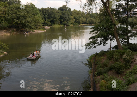 NY 25. Juli 2008 Familie in einem Ruderboot auf dem See im Central Park Stockfoto