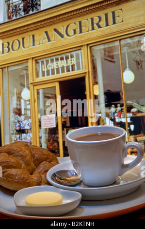 PARIS Frühstück Boulangerie Alfresco petit dejeuner typisch Pariser kontinentales Frühstück Kaffee und Croissant, Boulangerie Montmartre, Paris Frankreich Stockfoto