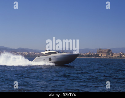 Pershing Meer zeigen Treffer Palma De Mallorca mit Luxus Pershing 64 Motoryacht. Stockfoto