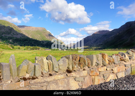 Ackerland in Llanberis in Gwynedd Nord-Wales mit Blick auf Llanberis Pass und der Snowdon Mountain range Stockfoto