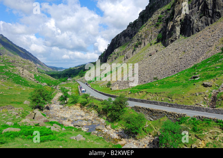 Die A4086 durch Llanberis Pass in Gwynedd North Wales zwischen Snowdon Mountain Range und Glyderau Stockfoto