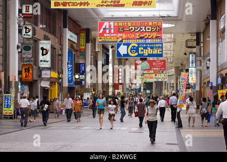 Breite überdachte Einkaufspassage in der Stadt Kumamoto auf der Insel Kyushu im Süden Japans Stockfoto