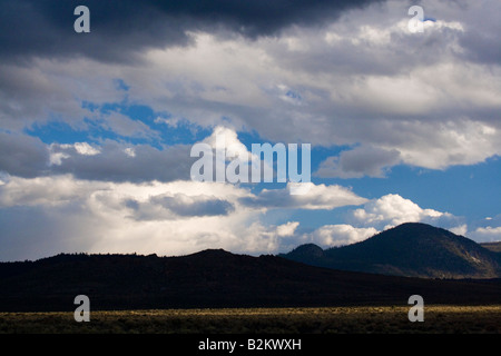 Ein Sturm zieht auf sorgt für einen dramatischen Himmel über das Mono-Becken südlich von Mono Lake Stockfoto