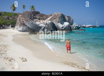 Eine Frau in den Urlaub geht an einem Strand in der Nähe der Bäder auf Virgin Gorda BVI Stockfoto