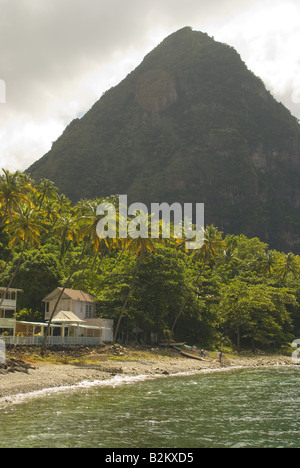 St Lucia Gros Piton, vulkanische Stecker Piton Bucht am südwestlichen Kosten der Insel überragt Stockfoto