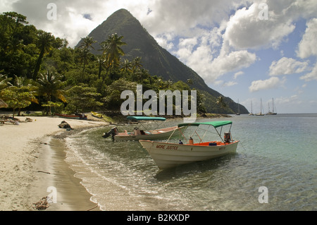 St Lucia Gros Piton, vulkanische Stecker überragt Piton Bucht und Strand der Jalousie Plantation Hotel Stockfoto