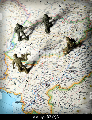Spielzeugsoldaten auf Karte von Afghanistan und Pakisatan stehen sich gegenüber. Stockfoto